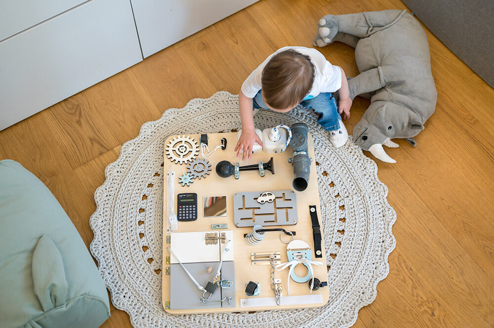 Busy board planche Montessori