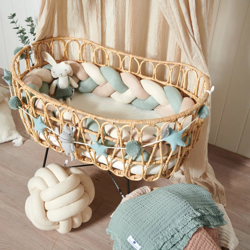 Mintgroen en beige bedvlecht