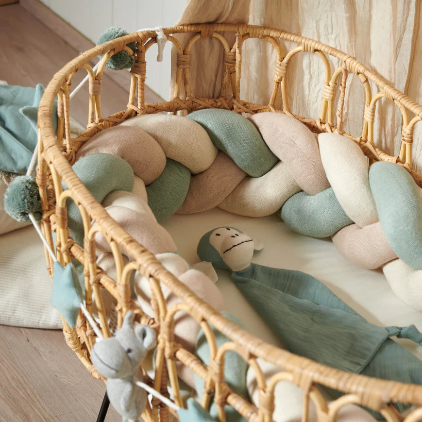 Mintgroen en beige bedvlecht