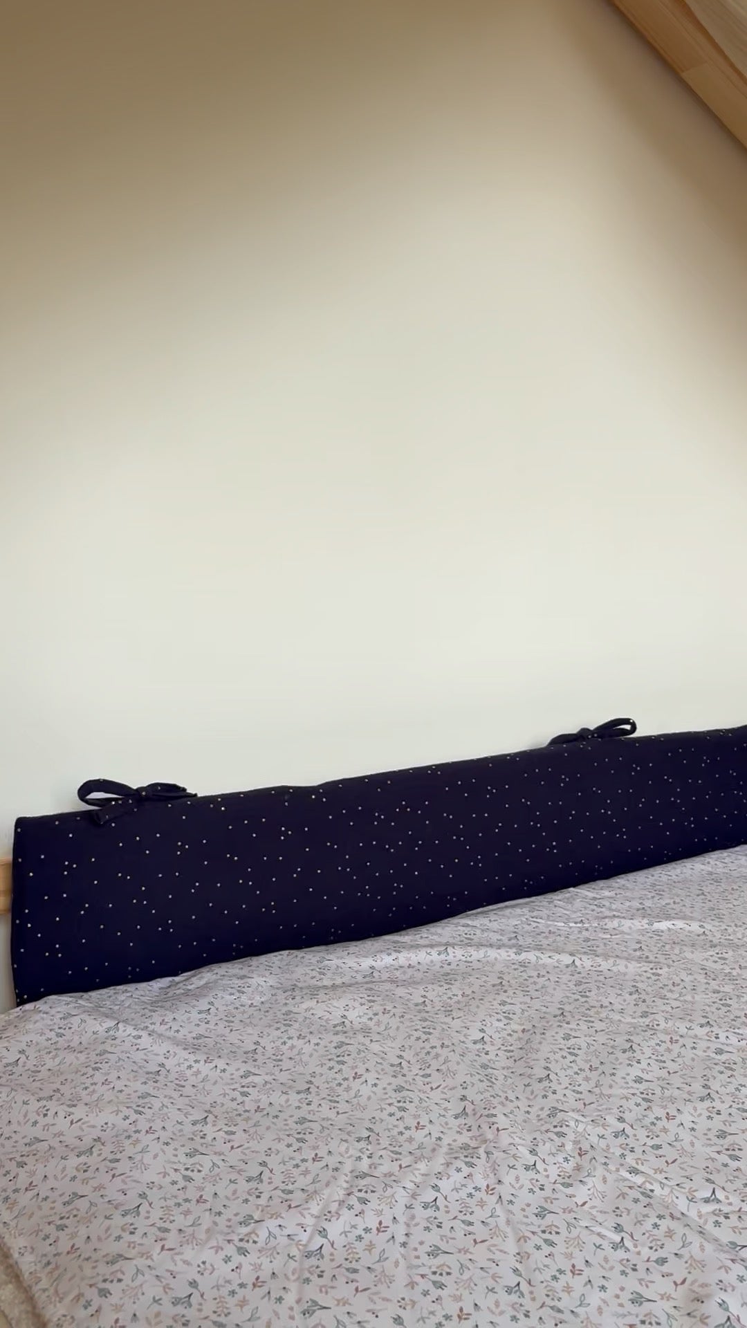 Dubbele ecru gaas cabinebedbumper met gouden stippen