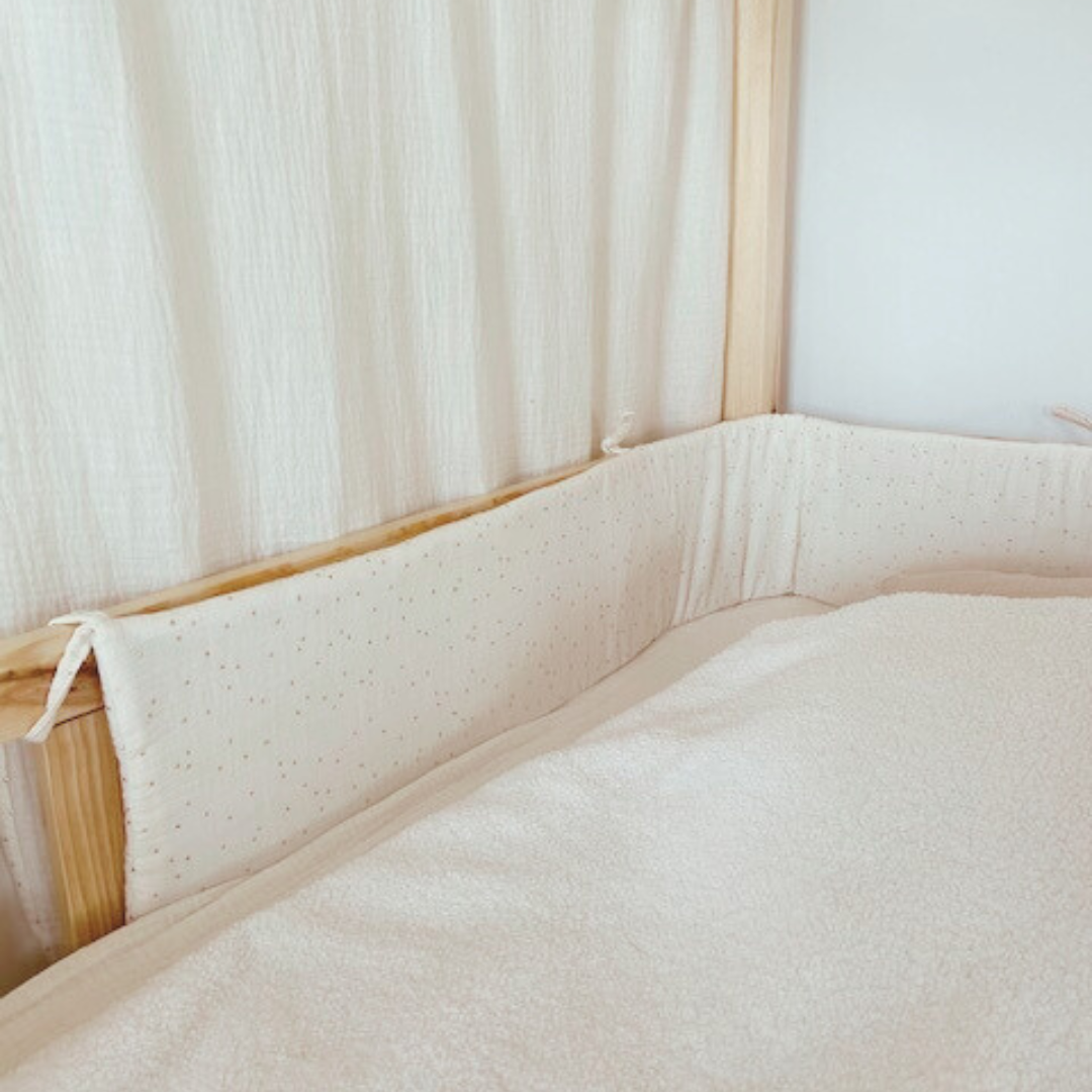 Dubbele ecru gaas cabinebedbumper met gouden stippen