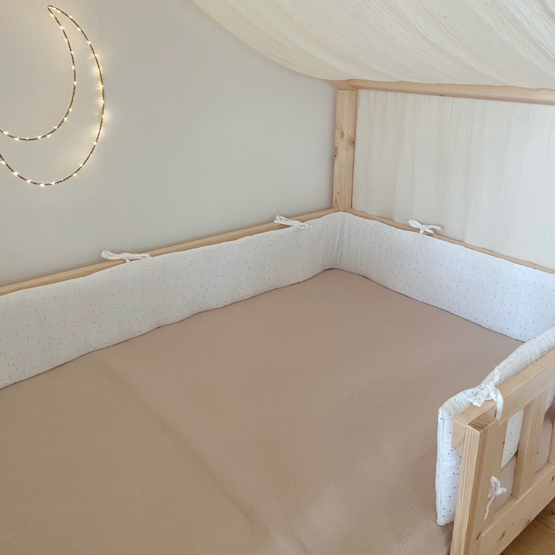 Witte dubbelgaas cabinebedbumper met gouden stippen