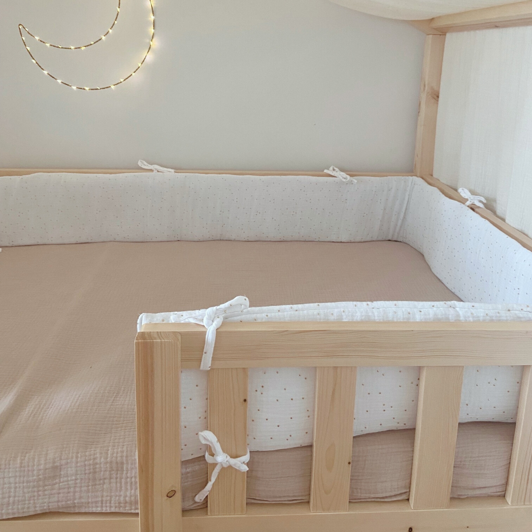 Witte dubbelgaas cabinebedbumper met gouden stippen