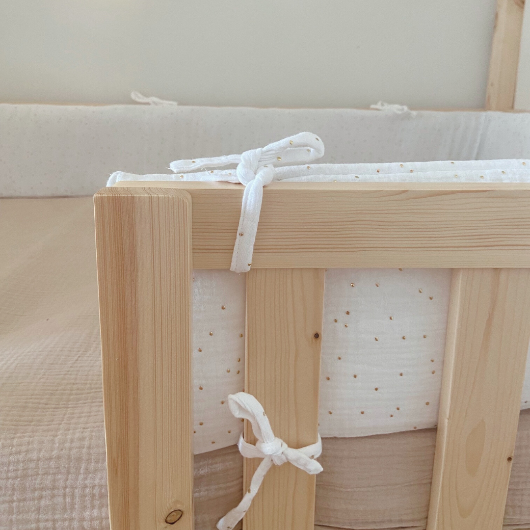 Witte dubbelgaas cabinebedbumper met gouden stippen