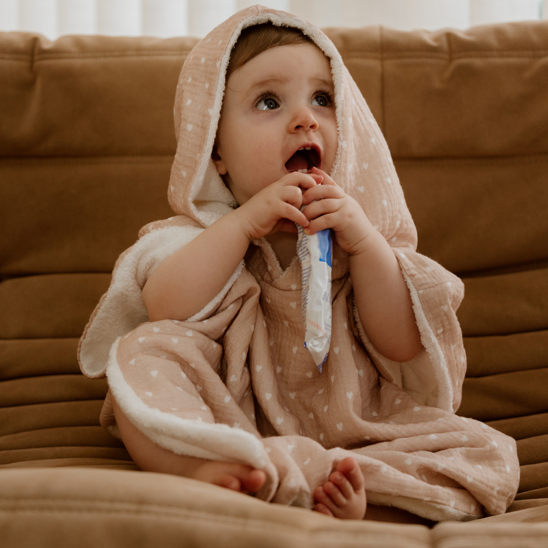 Poncho de bain enfant petits coeurs rose clair