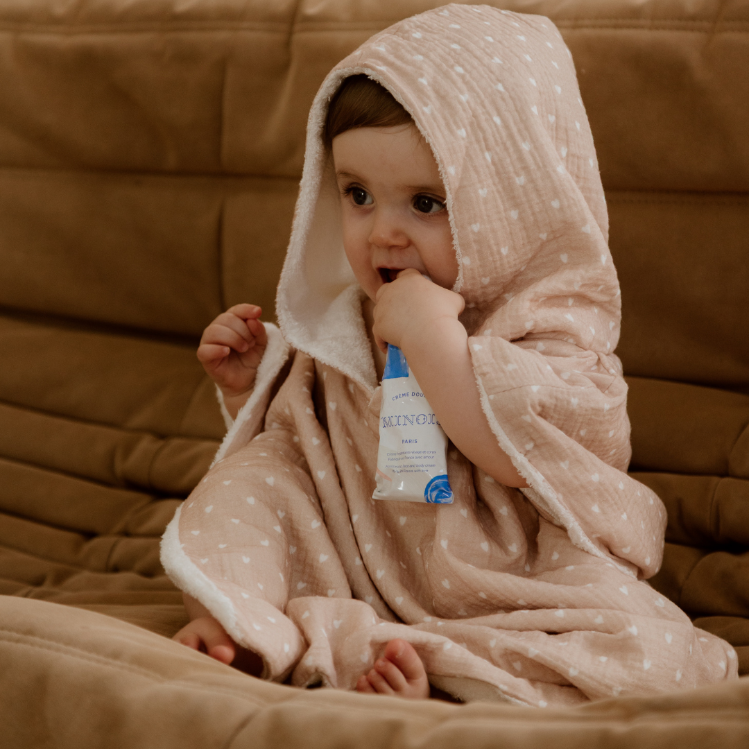 Poncho de bain enfant petits coeurs rose clair