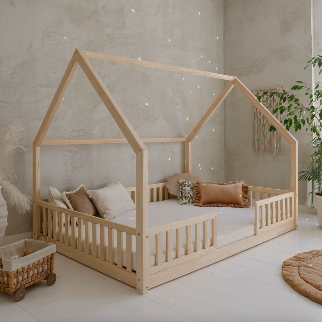 Grand lit cabane Montessori Andrea avec barrière 140x200cm Entrée au milieu