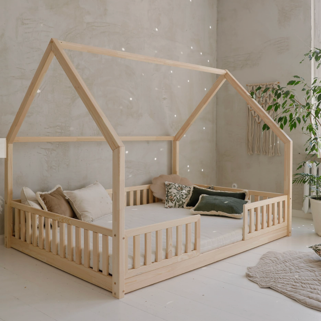 Grand lit cabane Montessori Andrea avec barrière 140x200cm Entrée au milieu