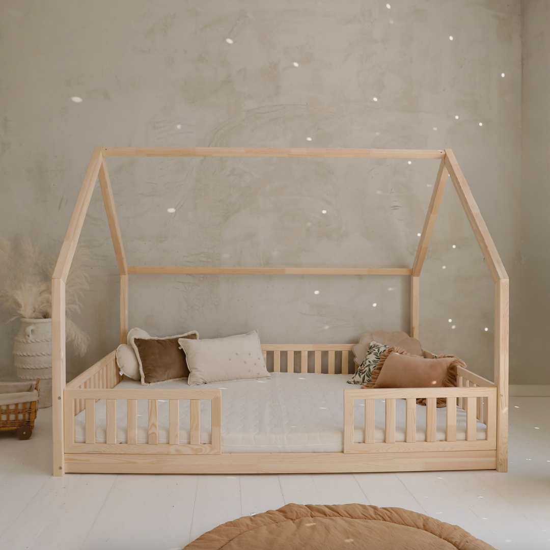 Grand lit cabane Montessori Andrea avec barrière 140x200cm Entrée au milieu