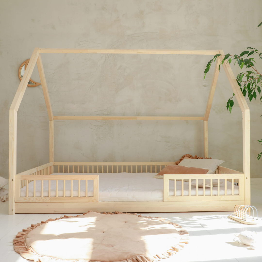 Grand lit cabane Montessori Paola avec barrière 140x200cm Entrée au milieu