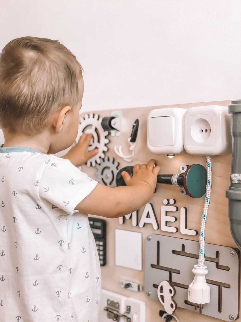 Busy board planche Montessori