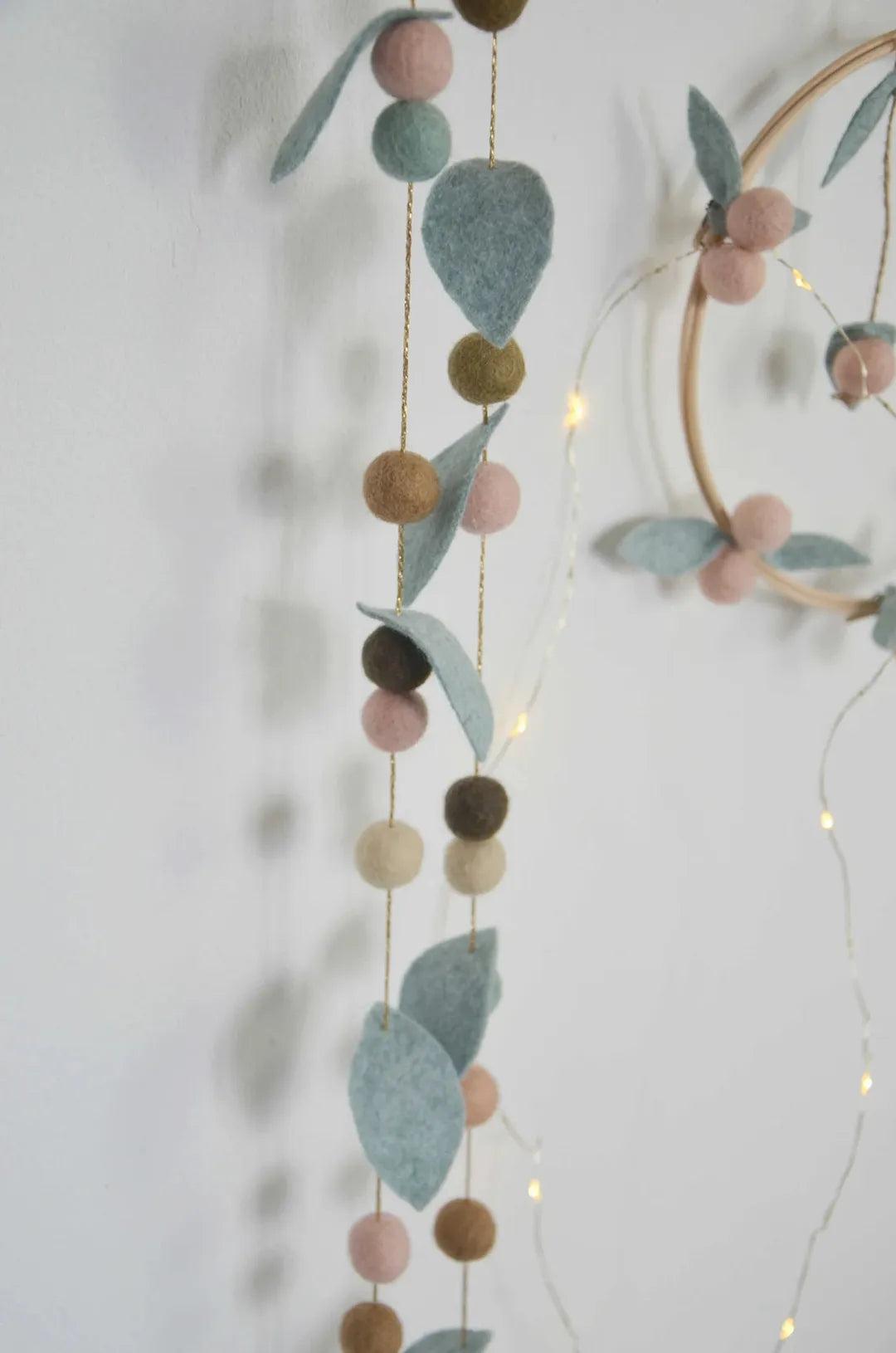 Guirlande chambre bébé Vert & rose