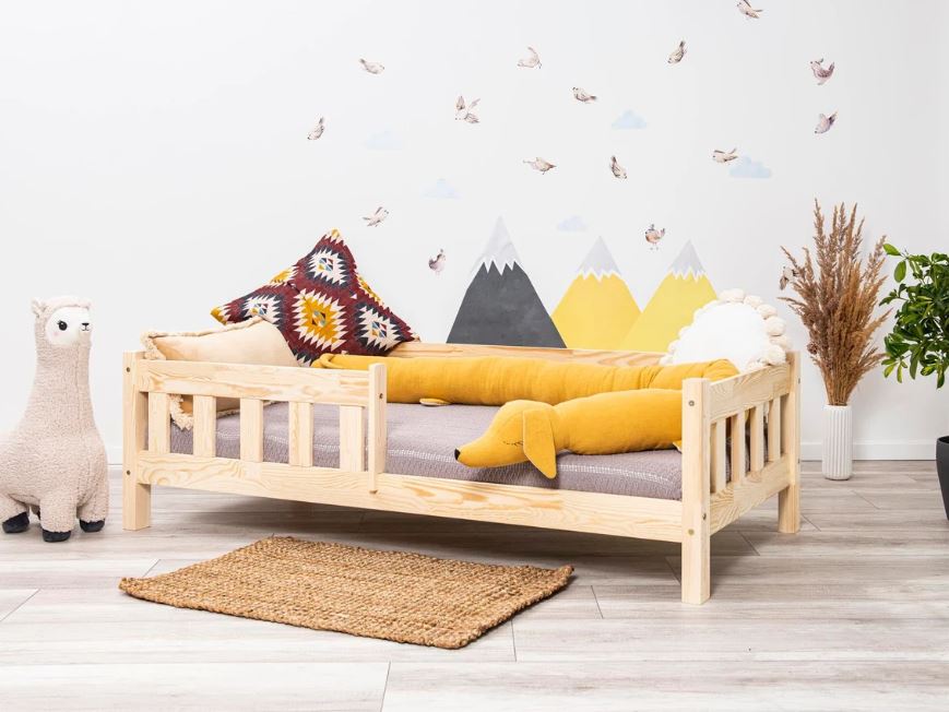 Lit enfant près du sol avec barrière