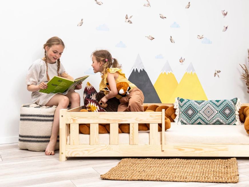 Lit enfant près du sol avec barrière