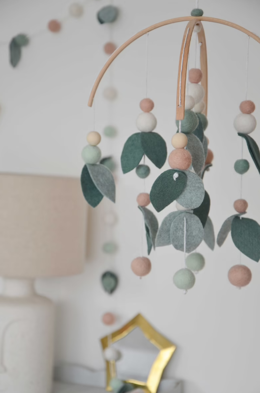 Mobile Montessori feuillage Vert & rose