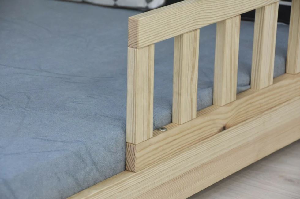 Houten kajuitbed met barrière