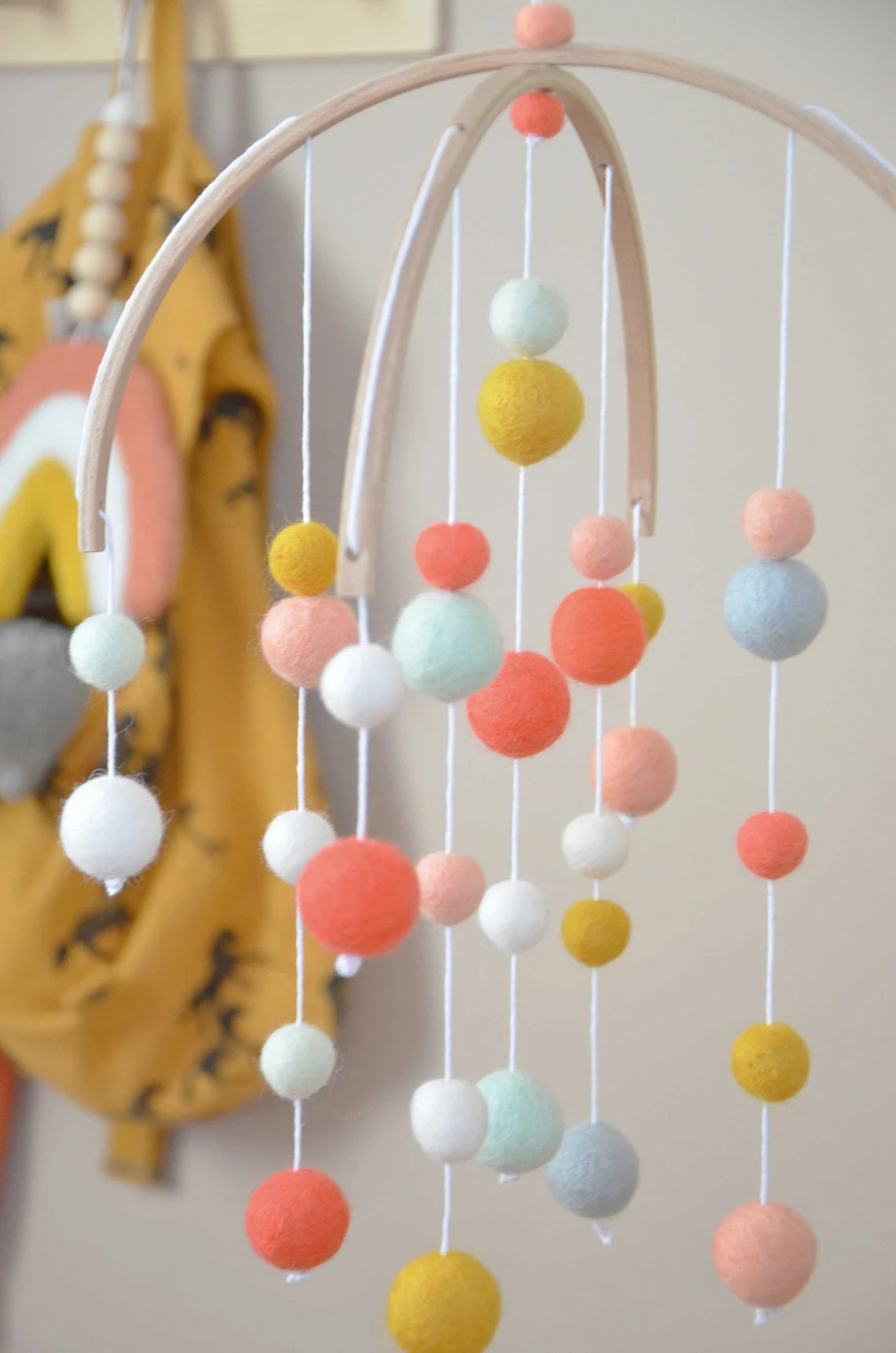 Mobile Montessori Corail & Jaune moutarde