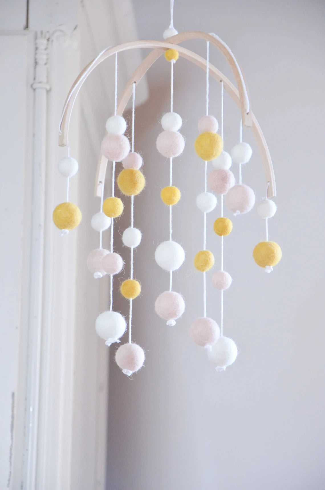 Mobile Montessori Blanc & Jaune moutarde