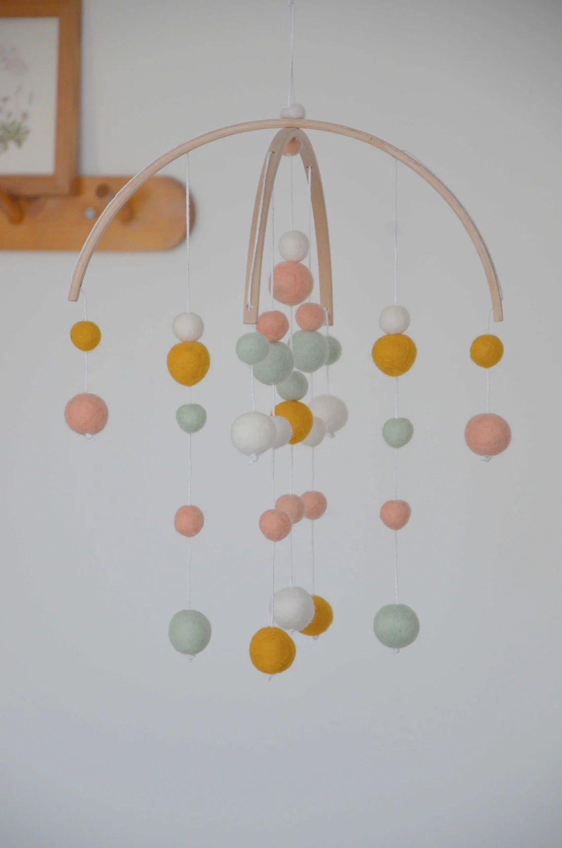 Mobile Montessori Jaune moutarde, rose & blanc