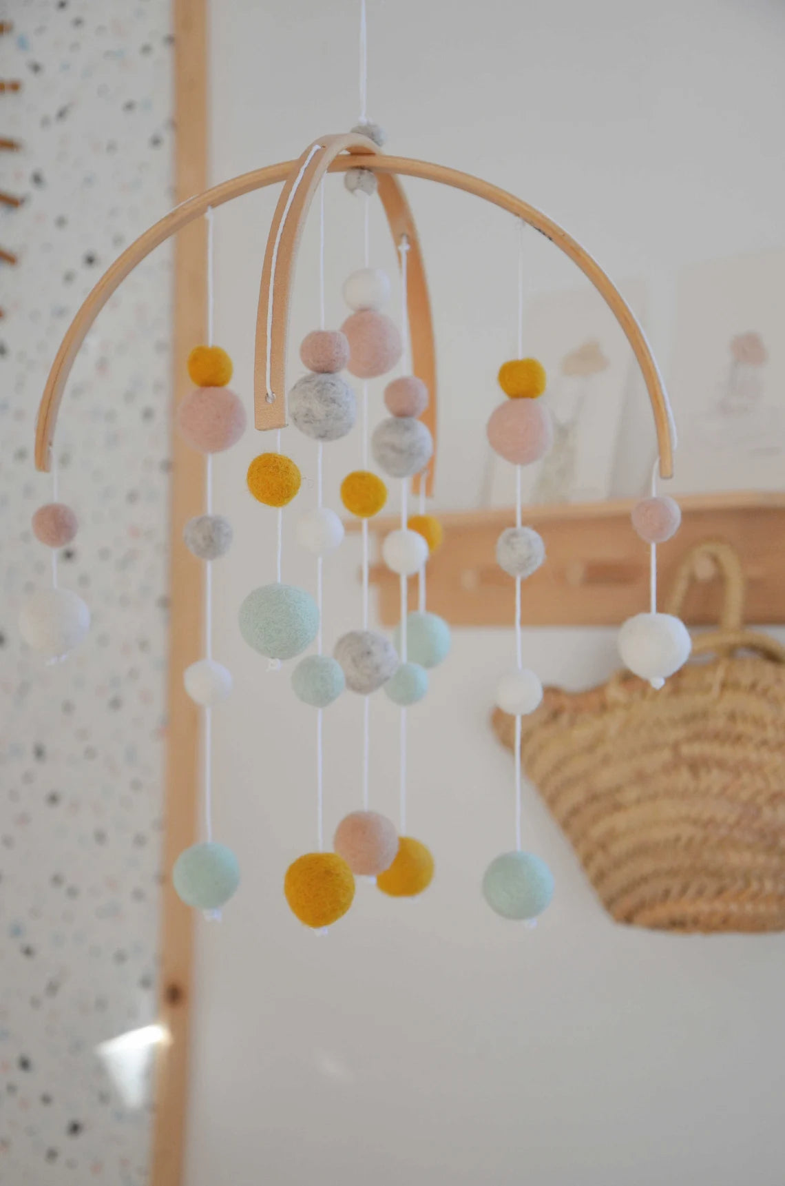 Mobile Montessori Jaune moutarde & blanc
