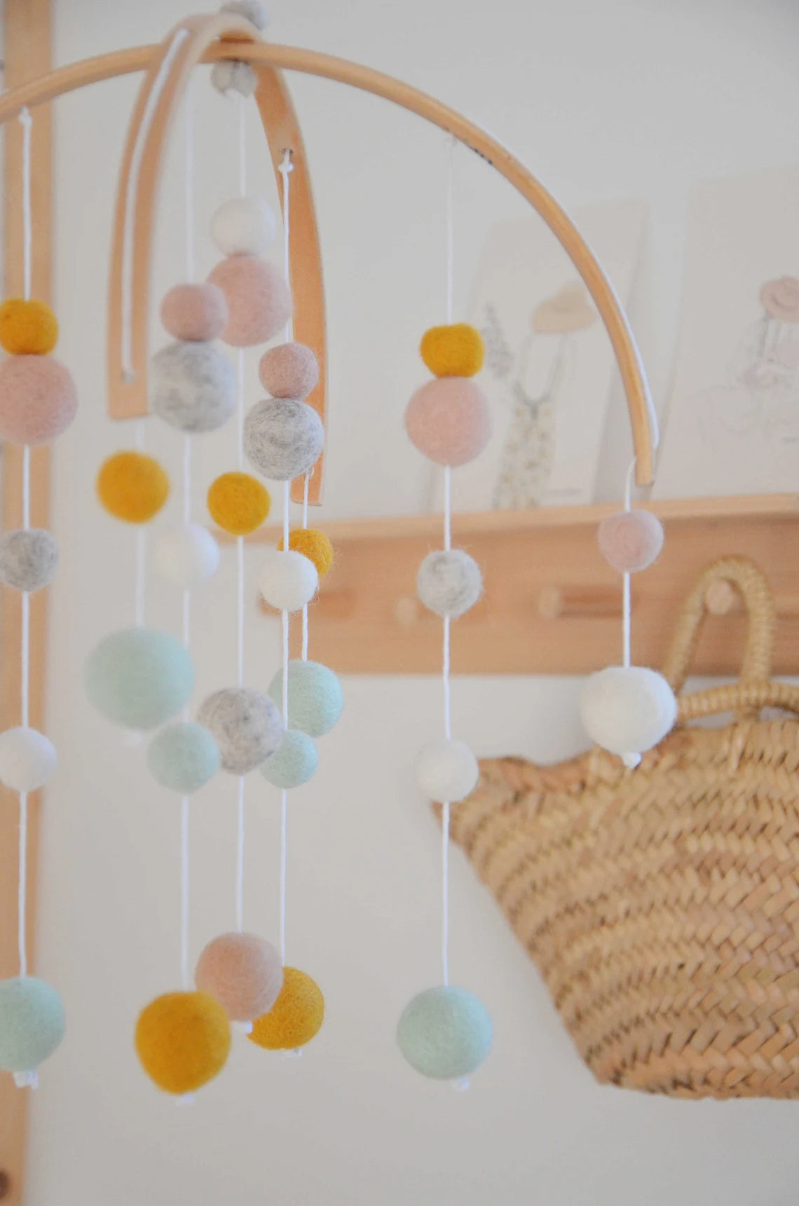 Mobile Montessori Jaune moutarde & blanc