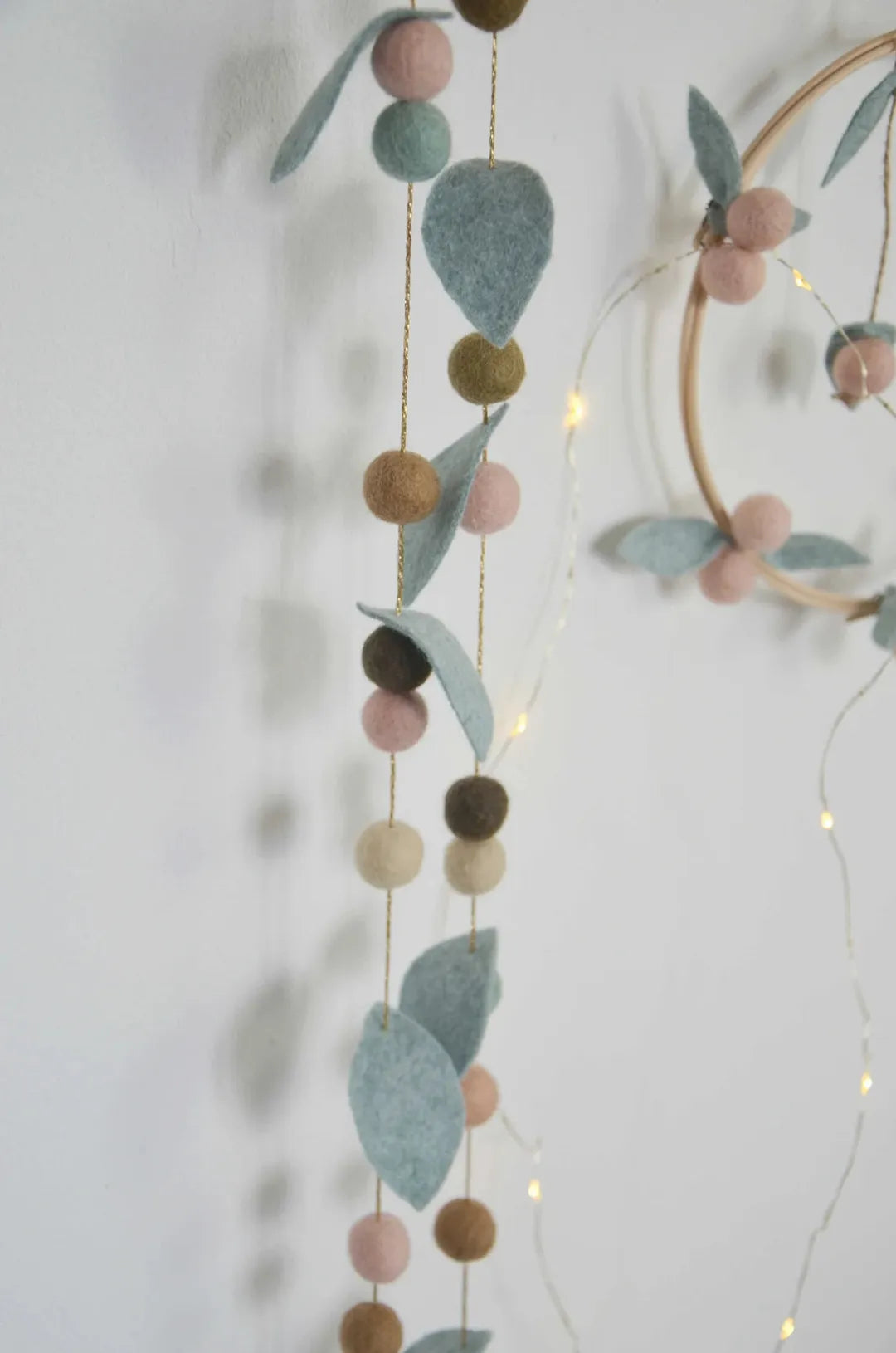 Guirlande chambre bébé Vert & rose