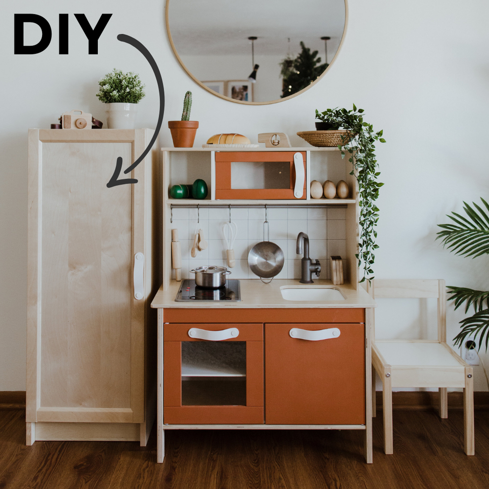 DIY facile et rapide pour assortir un frigo à la cuisine DUKTIG d'IKEA