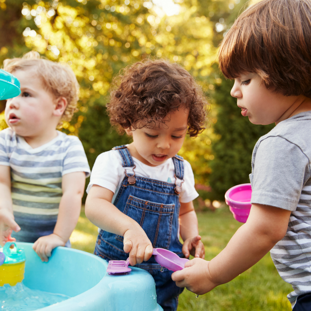 5 activités Montessori faciles pour rafraîchir votre enfant pendant l'été!