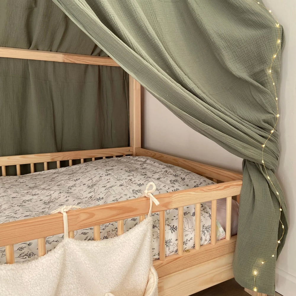 Mon Lit Cabane - Lit cabane H 💗 Magnifique chambre pour la petite Zoé avec  notre fameux lit H en bois naturel, la lampe murale pleine lune et la  guirlande lumineuse dusty