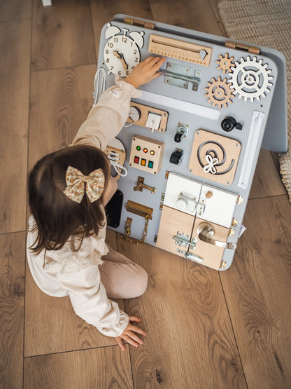 Busy board planche Montessori