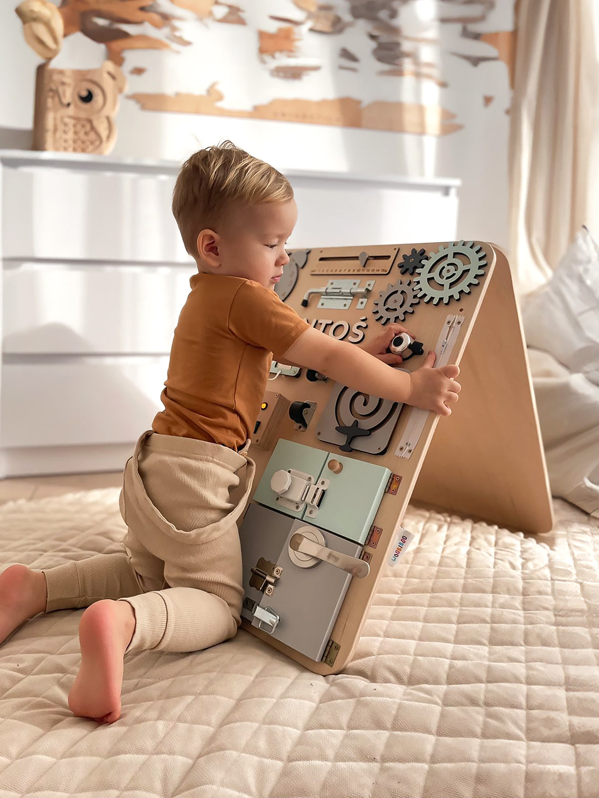 Busy board planche Montessori