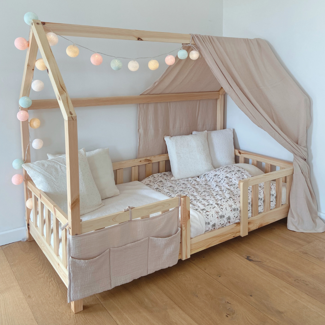 Pack lit cabane + ciel de lit + guirlande + range-doudou