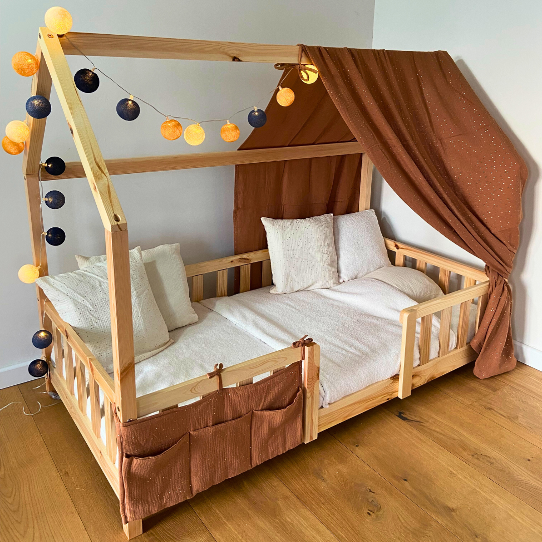 Pack lit cabane + ciel de lit + guirlande + range-doudou