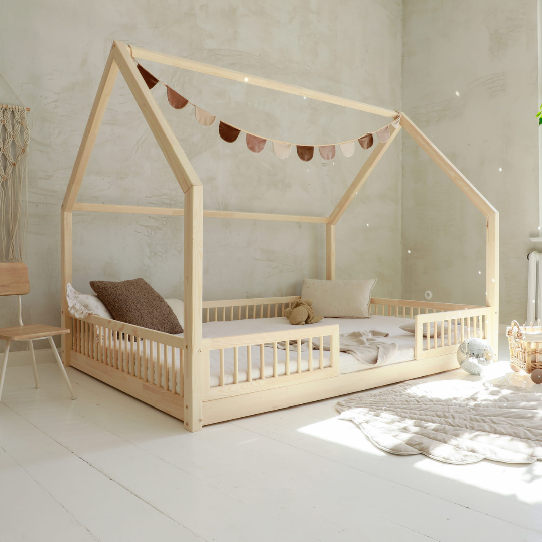Grand lit cabane Montessori Paola avec barrière 140x200cm Entrée au milieu