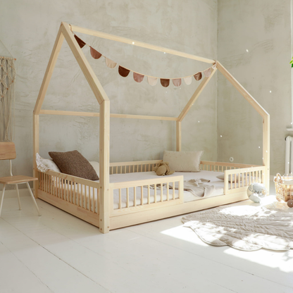 Grand lit cabane Montessori Paola avec barrière 140x200cm Entrée au milieu