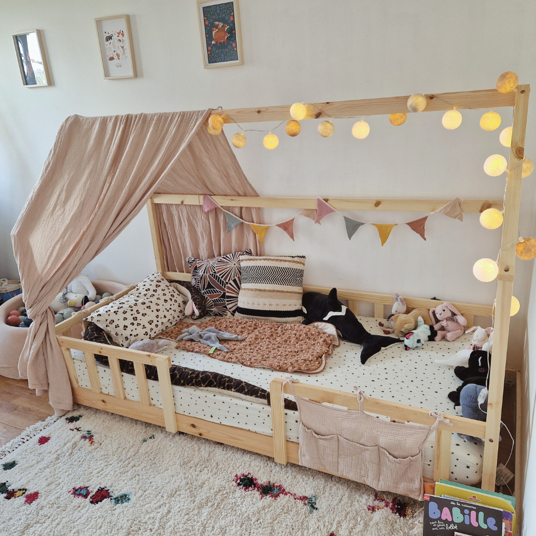 Lit cabane avec barrière + matelas - 90x200cm - Bois naturel