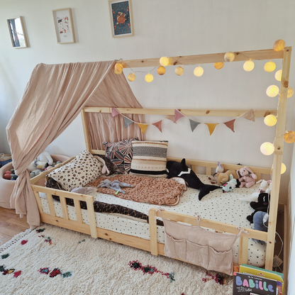 Lit cabane avec barrière + matelas - 90x200cm - Bois naturel