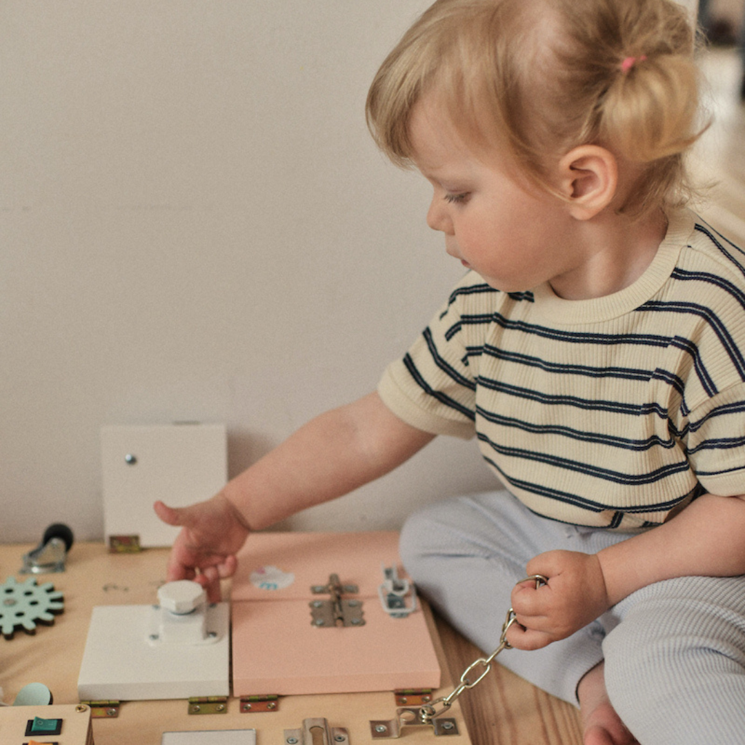 Busy board planche Montessori
