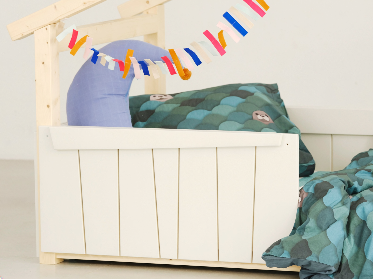 Lit cabane Montessori avec barrière