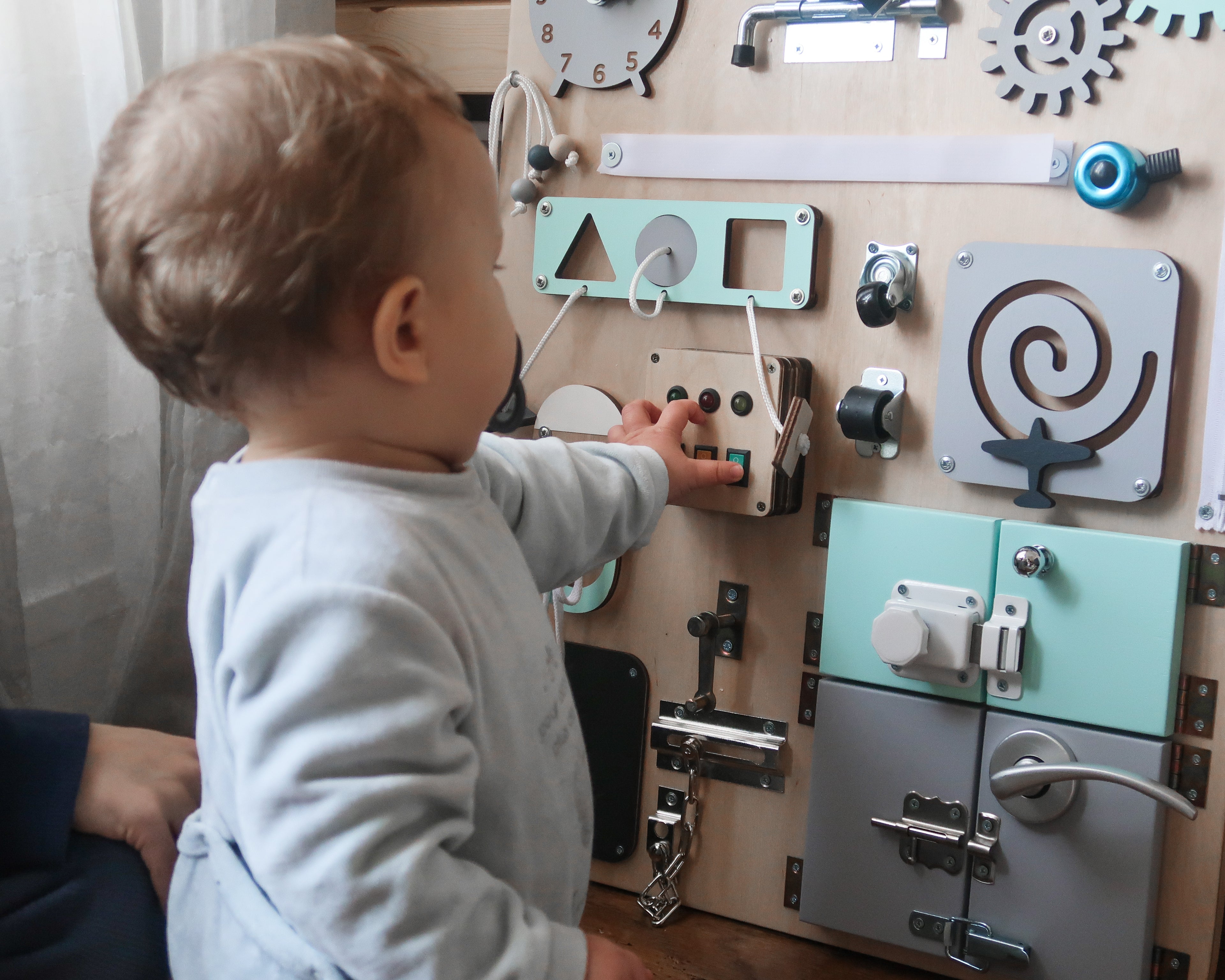 Busy board planche Montessori
