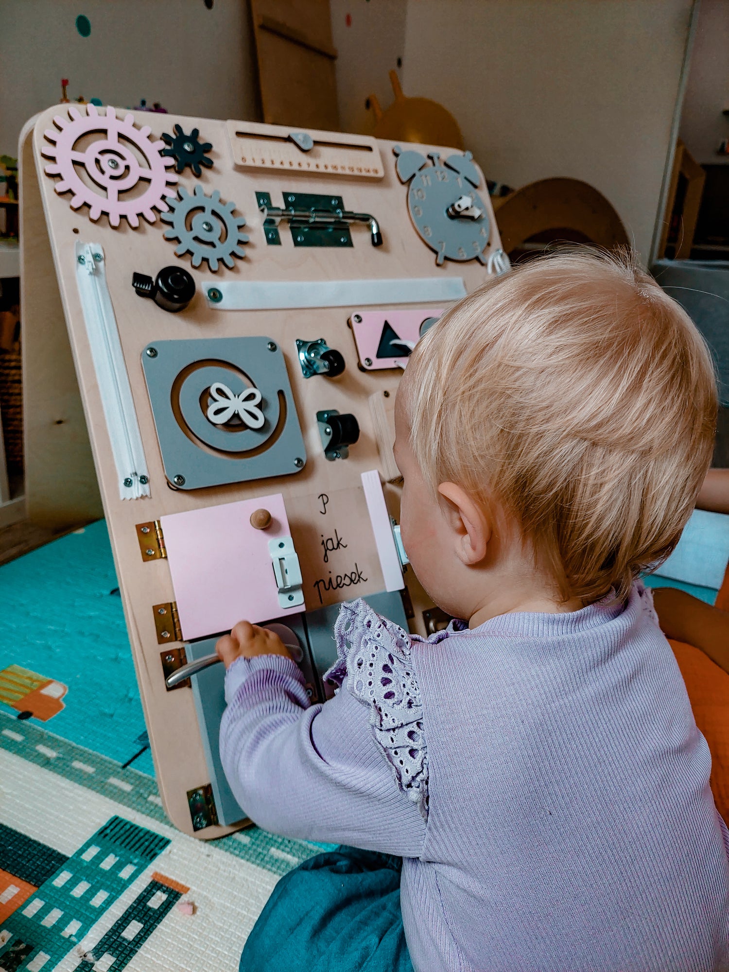Busy board planche Montessori