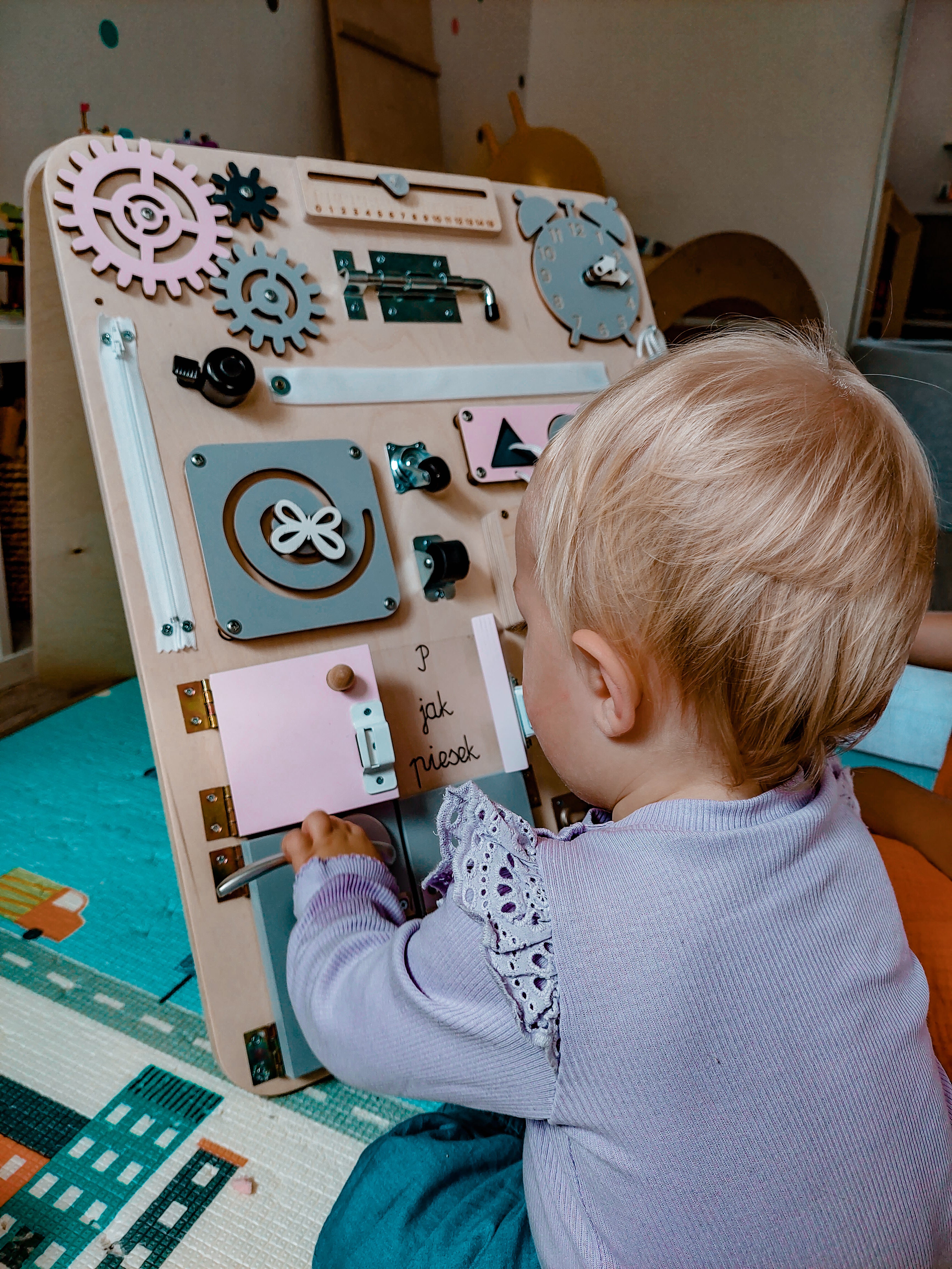 Busy board planche Montessori