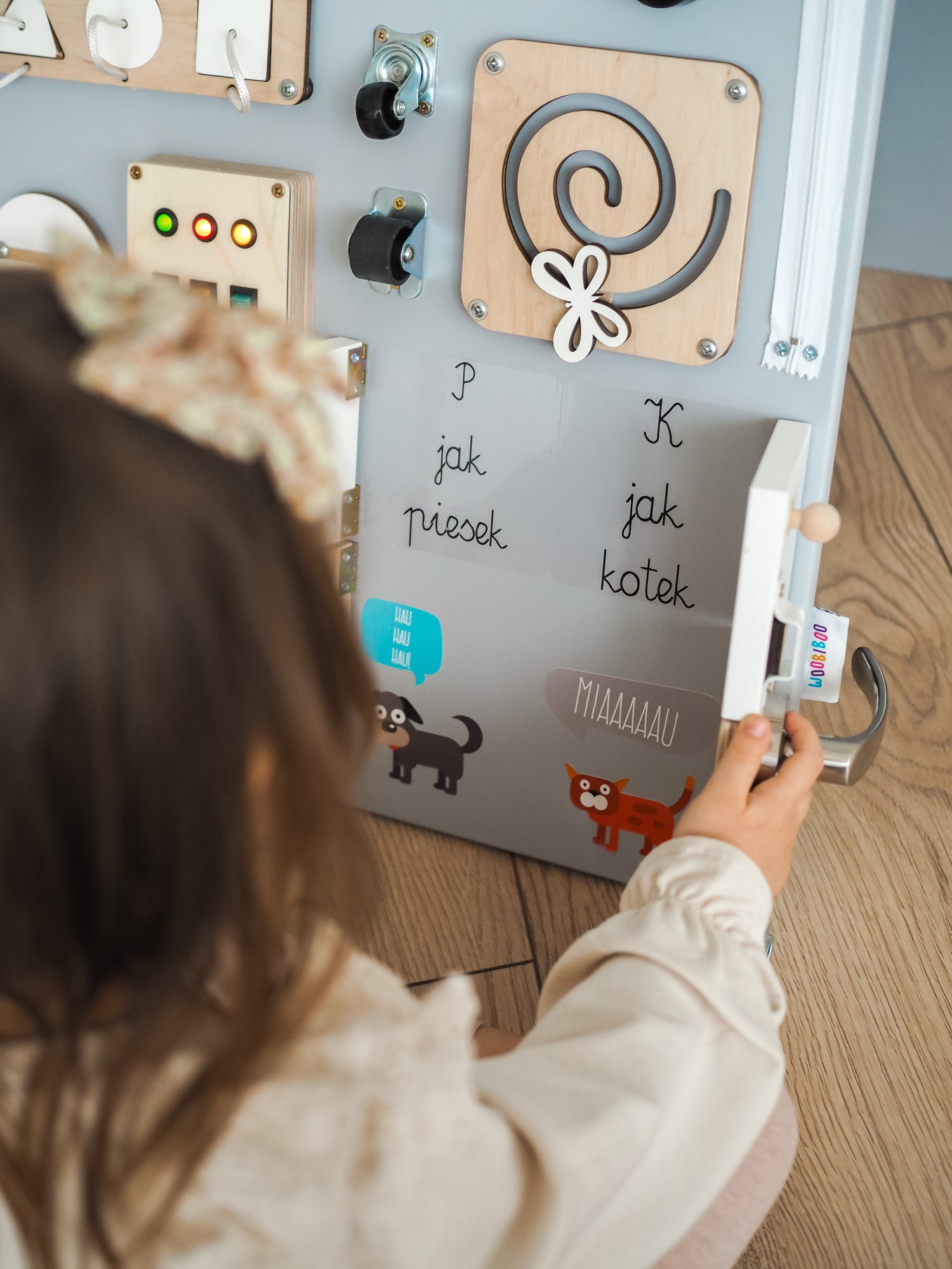 Busy board planche Montessori