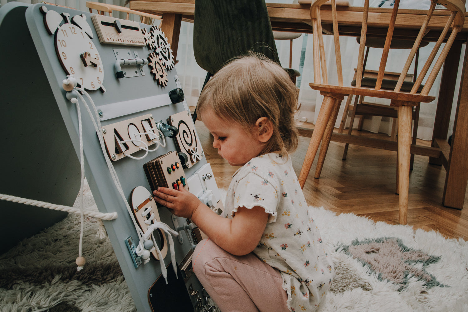 Busy board planche Montessori