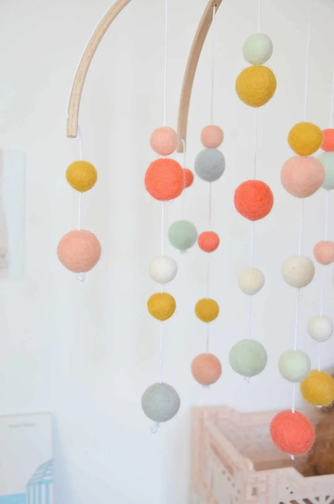 Mobile fait-main Corail &amp; jaune moutarde