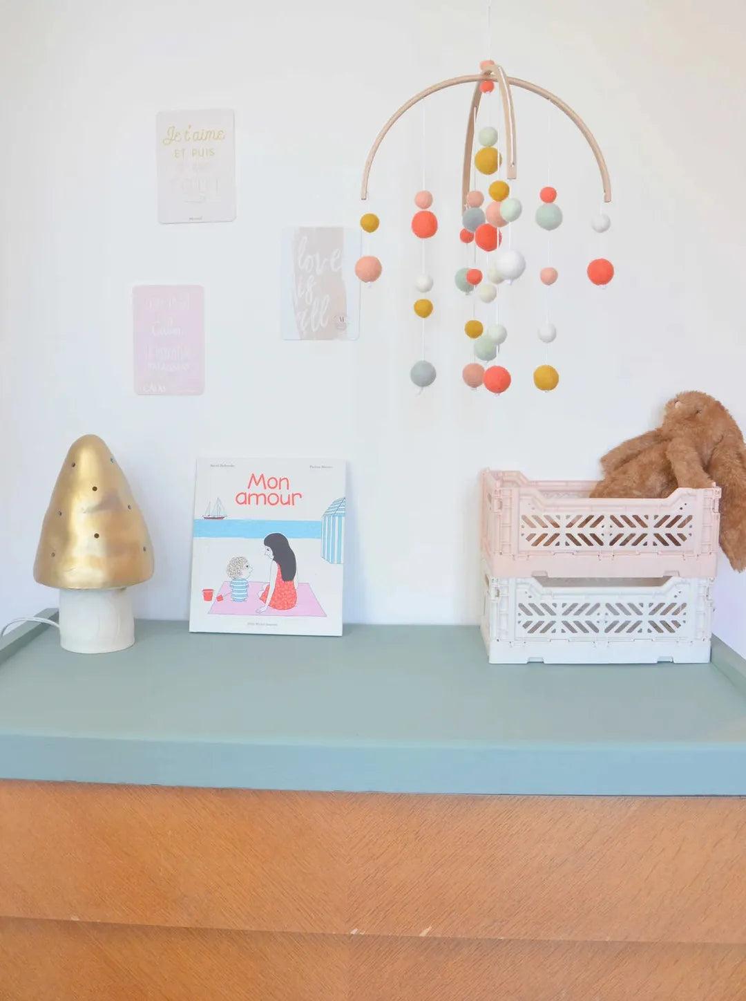Mobile fait-main Corail &amp; jaune moutarde