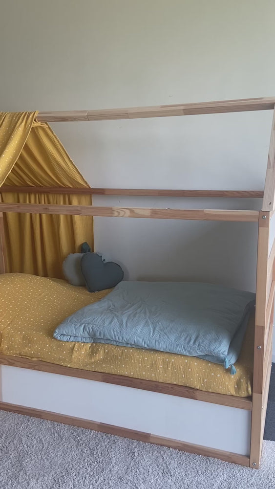 
            
                Video laden en afspelen, Mosterdgele cabine bedhemel voor Ikea Kura bed
            
        