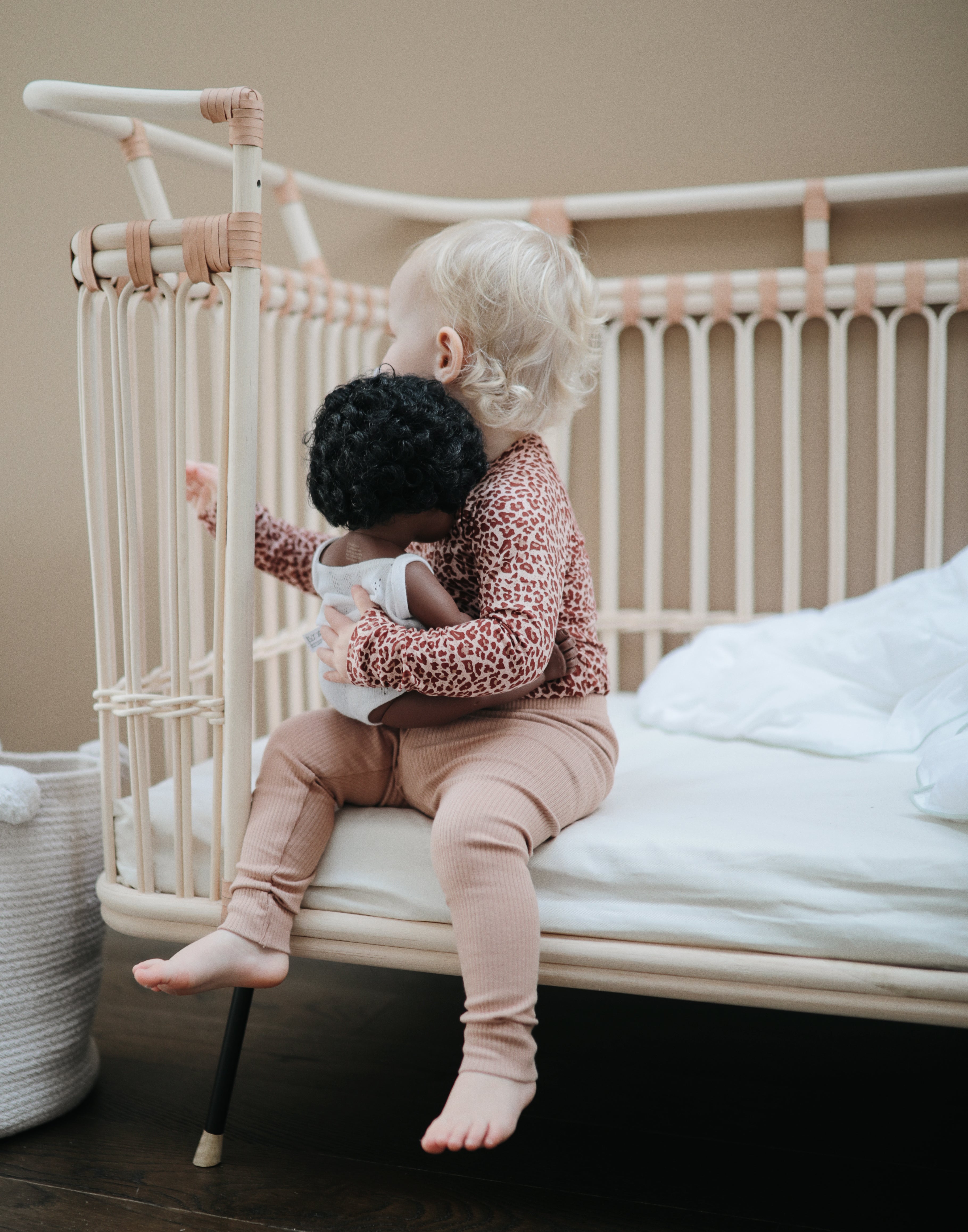 Omvormbaar babybed in Montessori rotan - Paul lederen afwerking 
