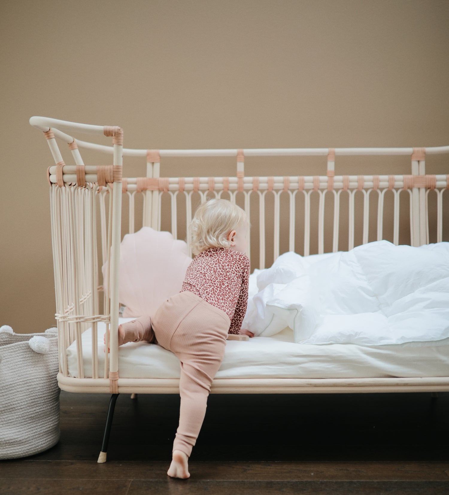 Omvormbaar babybed in Montessori rotan - Paul lederen afwerking 