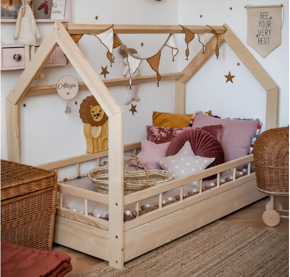 Lit cabane en bois naturel avec barrière amovible